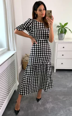 Black And White Diamond Print Round Neck Tiered Dress With 3/4 Smocked Sleeves