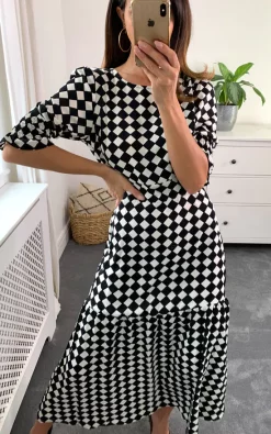Black And White Diamond Print Round Neck Tiered Dress With 3/4 Smocked Sleeves -UK Skirt Sales 2023 2021 10 16 d.anna naomi 13 10 2021 09 56 26
