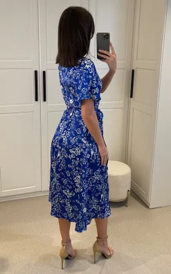White Floral Print Midi Wrap Dress With Belt Fastening In Blue 9 White Floral Print Midi Wrap Dress With Belt Fastening In Blue -UK Skirt Sales 2023 2023 02 22 Mollie Danna25